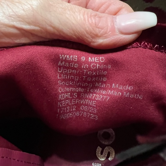 SO brand womens cranberry burgundy ankle velvet booties sz 9 - Picture 7 of 7